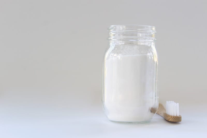 Baking soda and a toothbrush, a home remedy that cannot remove hardened tartar