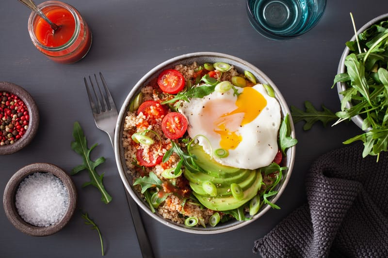 High-protein quinoa bowl with egg and avocado to support fat loss