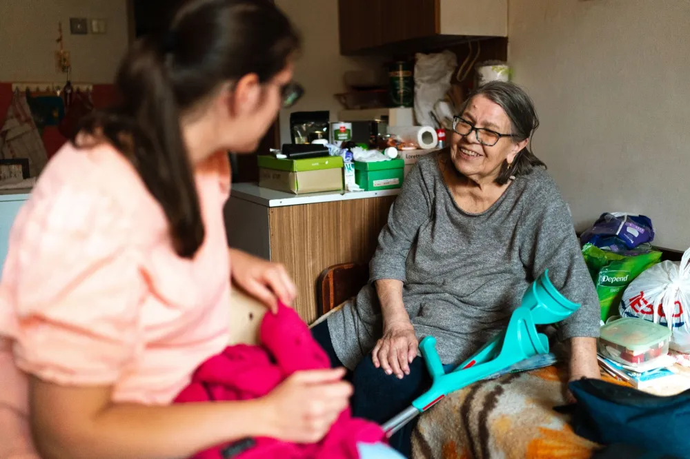 CBD & THC Oil for Dementia Agitation: What Research Says 4 Adult family member sitting beside elderly parent in care facility