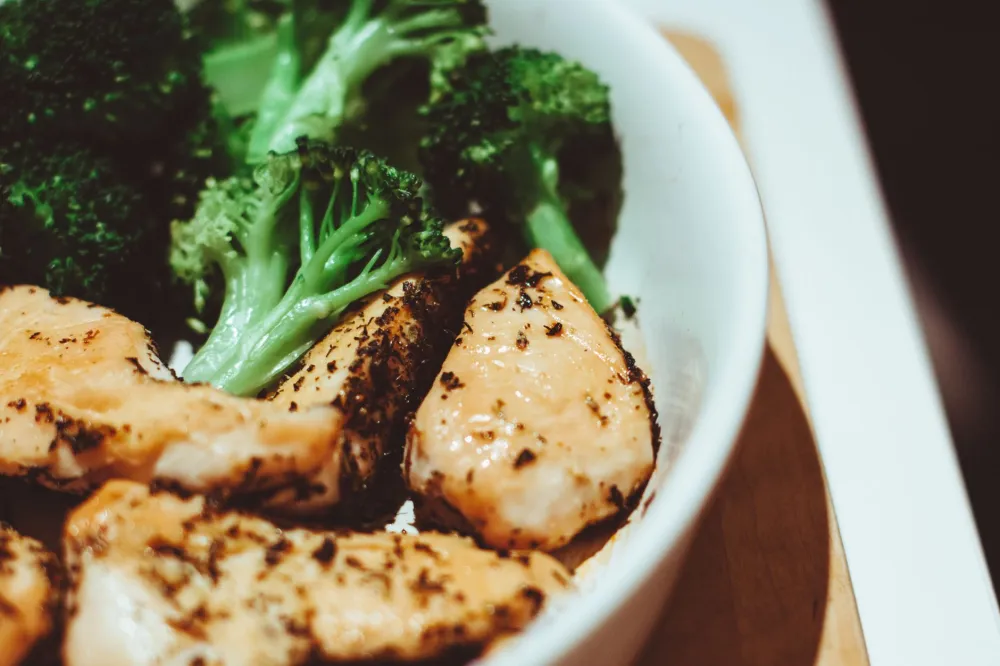 Balanced meal with vegetables and lean protein supporting GLP-1 lifestyle changes