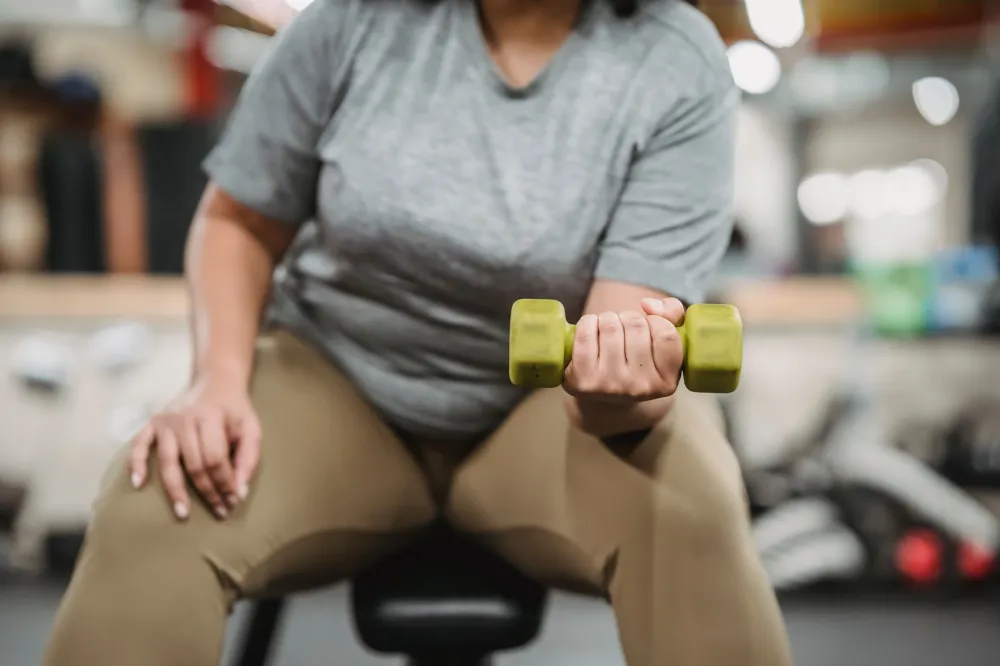 Woman doing strength training exercises to build muscle and boost metabolic rate
