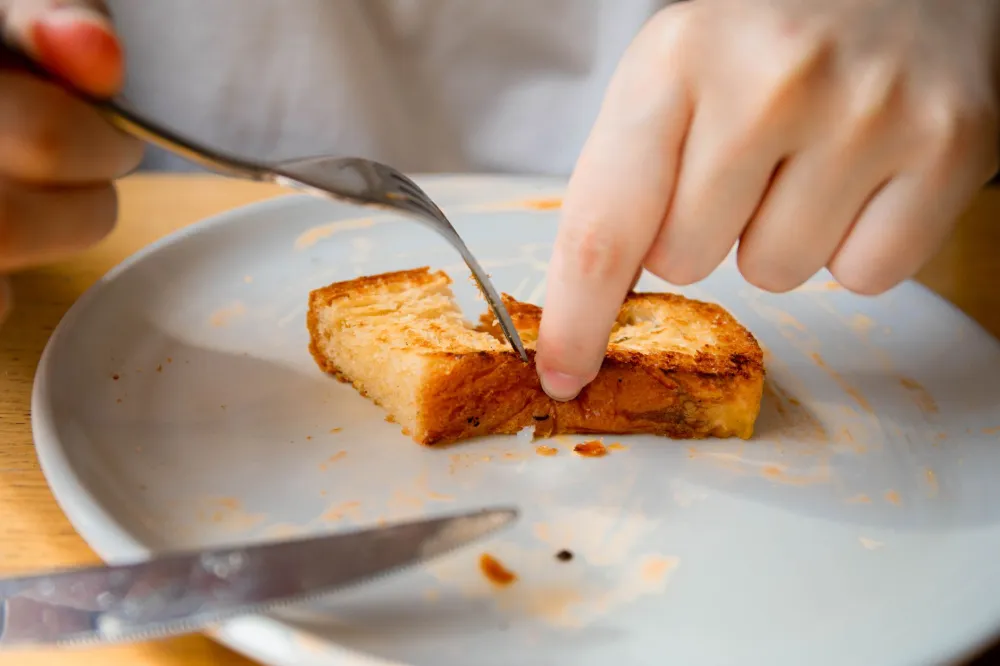 Plain toast and crackers on a plate for gentle stomach bug recovery diet