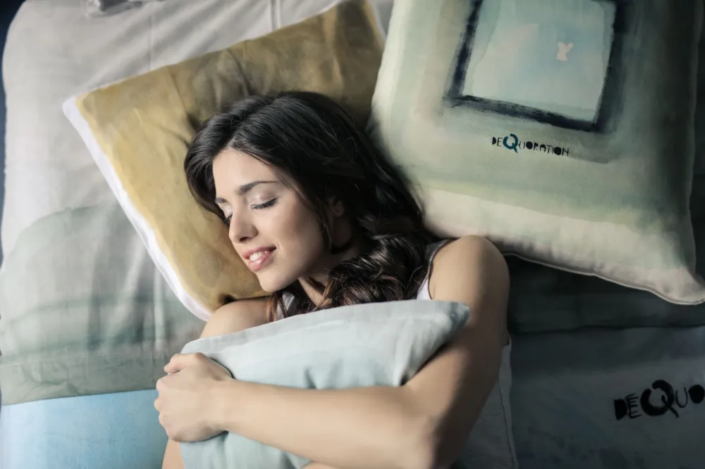 Person sleeping on a supportive pillow to prevent stiff neck while sleeping