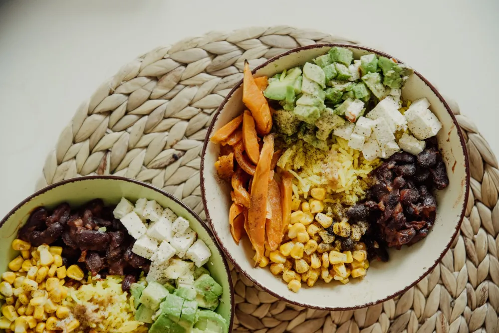 Colorful anti-inflammatory meal bowl with vegetables linked to clearer adult skin