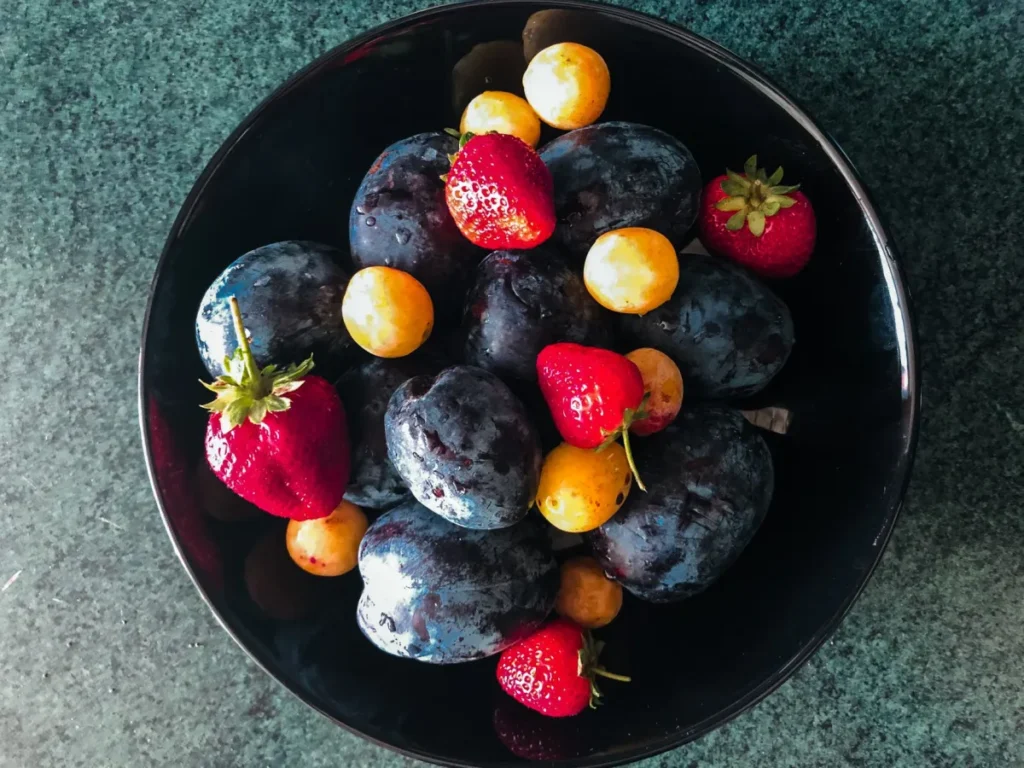 Colorful bowl of fresh fruit as a satisfying alternative to added sugar snacks