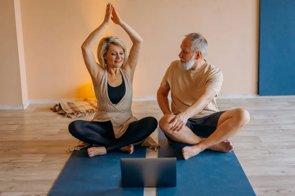 Couple exercising together in a fitness class combining cardio and strength training
