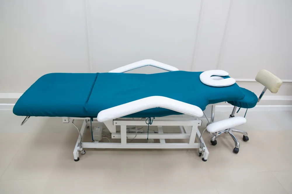 CoolSculpting Side Effects: Normal vs Rare Warning Signs 3 Bright clinic treatment room where fat freezing sessions are performed by trained staff