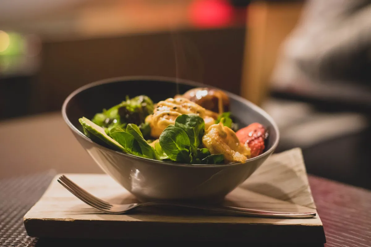 Grilled chicken and vegetable bowl illustrating GLP-1 and protein meal planning for muscle