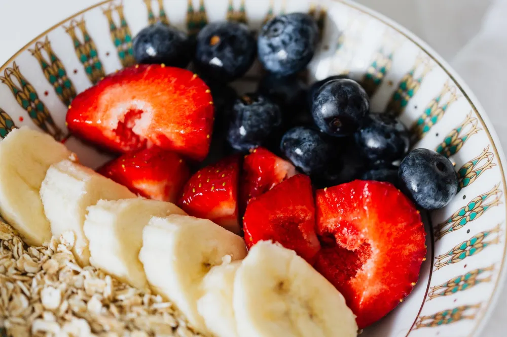 Nutritious breakfast with oats and fresh fruit supporting daily energy and brain health