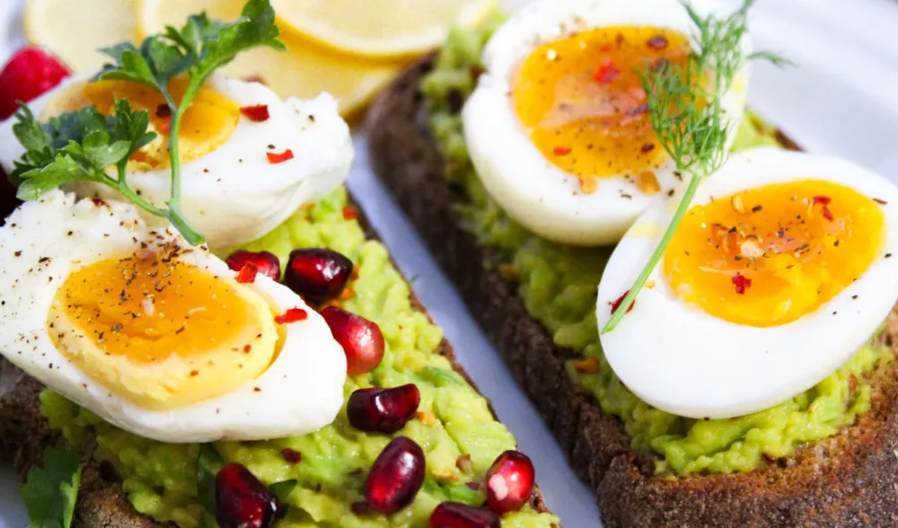 Keto-friendly breakfast plate with avocado and eggs rich in healthy fats