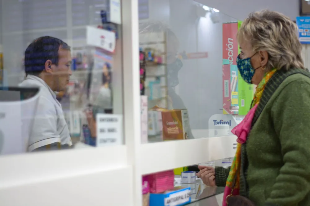 Pimple vs Cold Sore: 7 Simple Clues to Tell Them Apart 4 Pharmacist helping a customer choose an over-the-counter cold sore treatment at a drugstore